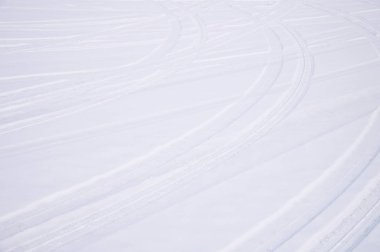 Kesişen kemerler taze karda otomobil lastik izleri