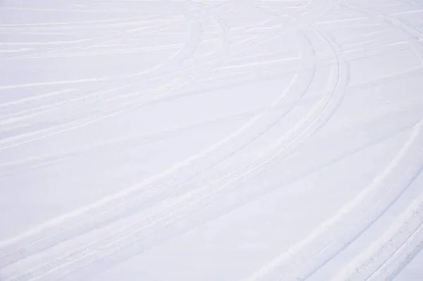 Kesişen kemerler taze karda otomobil lastik izleri — Stok fotoğraf