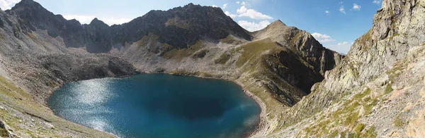 Paisaje de alta montaña lago en las montañas de Dombai. Circo formado por un glaciar con un lago profundo y agua azul — Foto de Stock