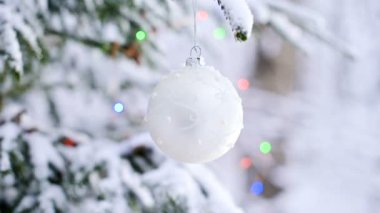 Bir Noel oyuncak bir karla kaplı canlı ağacındaki ışıklar arka plan üzerinde kış ormandaki Close-up. Küçük Dof