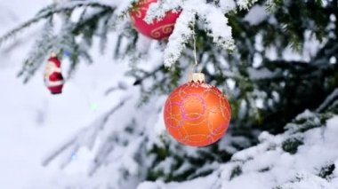 Bir Noel oyuncak bir karla kaplı canlı ağacındaki ışıklar arka plan üzerinde kış ormandaki Close-up. Küçük Dof