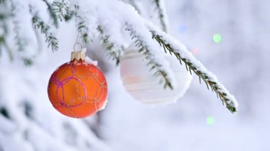 Bir Noel oyuncak bir karla kaplı canlı ağacındaki ışıklar arka plan üzerinde kış ormandaki Close-up. Küçük Dof