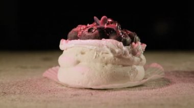 Yakın çekim taze lezzetli havadar kek peçete ve hareketli olayları ve glitter yaban mersini ile. Glutensiz gıdalar ve peredelaniya tatlı sorunu