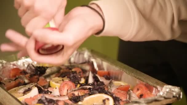 Il primo piano di mani di una ragazza alla cucina familiare sta insalando o pepando un piatto in un prodvin di un mulino manuale. Cucina casalinga sana — Video Stock