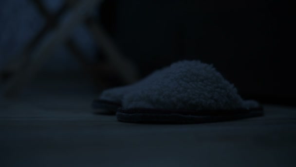 Gros plan des jambes féminines portant des pantoufles à côté du lit dans la chambre. L'effet de la nuit américaine. Tonifiant froid. Nuit — Video