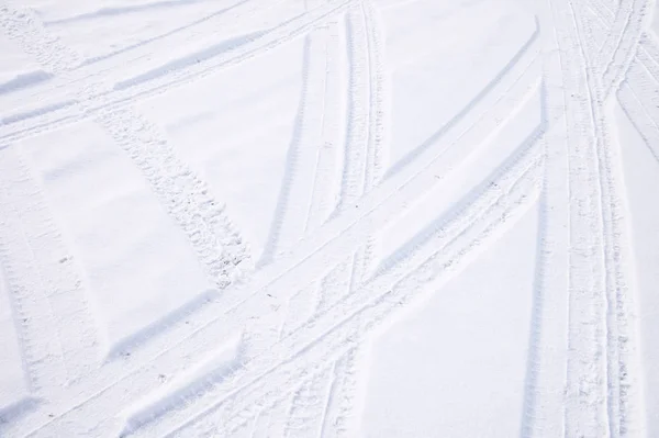 Kesişen kemerler taze karda otomobil lastik izleri — Stok fotoğraf