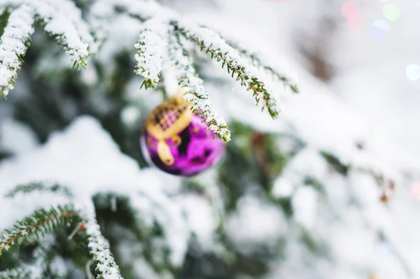 Close Brinquedo Natal Uma Árvore Animada Coberta Neve Floresta Inverno — Fotografia de Stock