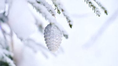 Bir Noel oyuncak bir karla kaplı canlı ağacındaki ışıklar arka plan üzerinde kış ormandaki Close-up. Küçük Dof
