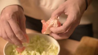 Eller bir ev mutfak at kız closeup temizler ve bir vejetaryen salata için greyfurt pirzola. Sağlıklı ev yemekleri