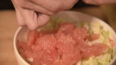 Eller bir ev mutfak at kız closeup temizler ve bir vejetaryen salata için greyfurt pirzola. Sağlıklı ev yemekleri