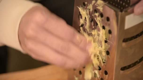 Gros plan femmes frotte à la main nettoyé racine de gingembre sur une râpe en métal. Aliments naturels sains — Video
