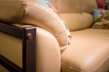 Yakın çekim parçasında pahalı bej deri kanepe için kapalı