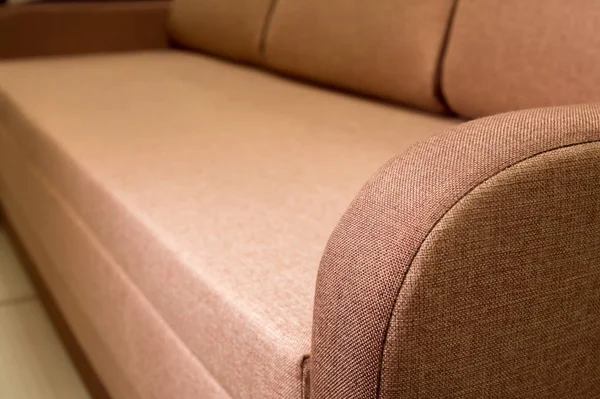 Bliska jest fragment drogie beż tekstylna sofa w pokoju — Zdjęcie stockowe