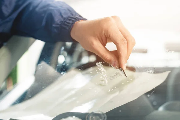 Närbild Automobile Glasmästare Arbetare Fastställande Och Reparera Vindrutan Eller Vindrutan — Stockfoto