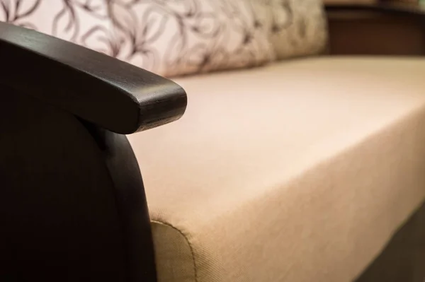 Close-up o fragmento de sofá de couro bege caro para dentro de casa — Fotografia de Stock