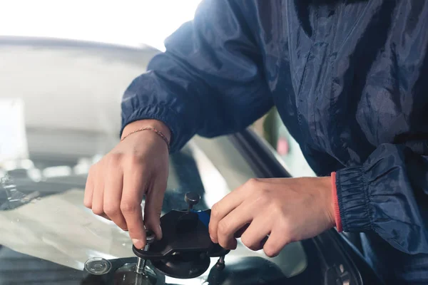 Närbild av en professionell vindrutan reparatör arbetar med hydraulisk polymer spricka filler. Eliminering av sprickor och chips på vindrutor — Stockfoto