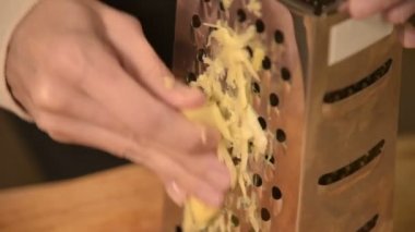 Yakın çekim womans temizlik losyonları zencefil kökü üzerinde metal rende el. Sağlıklı doğal gıda.