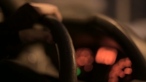 Fecho Uma Mão Feminina Segurando Volante Dirigindo Carro Uma Estrada — Vídeo de Stock
