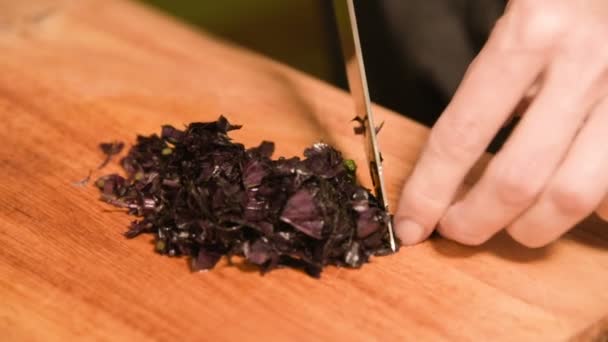 Gros plan des mains d'une fille à la cuisine de la maison sur une planche à découper en bois petites tomates cerises. Cuisine maison — Video