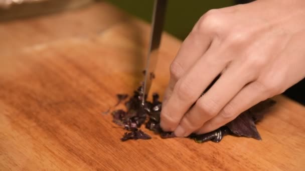 Gros plan des mains d'une fille à la cuisine de la maison sur une planche à découper en bois petites tomates cerises. Cuisine maison — Video