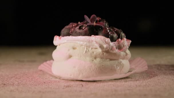 Detail čerstvé chutné vzdušné dort s borůvkami na ubrousek a pohyblivé světla a třpyt. Lepku v potravinách a problém peredelaniya sweet — Stock video