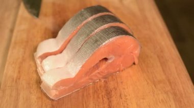 Closeup ahşap kesme tahtası üzerinde kırmızı diyet balık somon dilim dilimlenmiş. Ev mutfak. Sağlıklı gıda