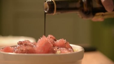 yakın çekim salata marul ve greyfurt dökmek cam şişe balsamik sirke var. Ev yapımı lezzetli ve sağlıklı yemek. vejetaryenlik. küçük Dof