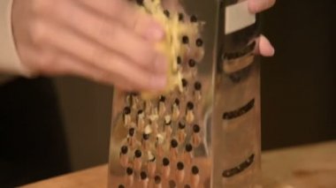 Yakın çekim womans temizlik losyonları zencefil kökü üzerinde metal rende el. Sağlıklı doğal gıda