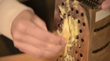 Yakın çekim womans temizlik losyonları zencefil kökü üzerinde metal rende el. Sağlıklı doğal gıda.