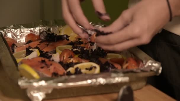 Крупным планом девушки в домашней кухне посыпают нарезанным регеновым блюдом на поднос. Здоровое домашнее питание — стоковое видео