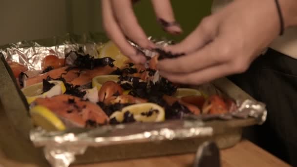 Closeup of girls hand in home kitchen sprinkle chopped regen dish on a tray. Healthy home cooking — Stock Footage Closeup of girls hand in home kitchen sprinkle chopped regen dish on a tray. Healthy home cooking Stock Footage