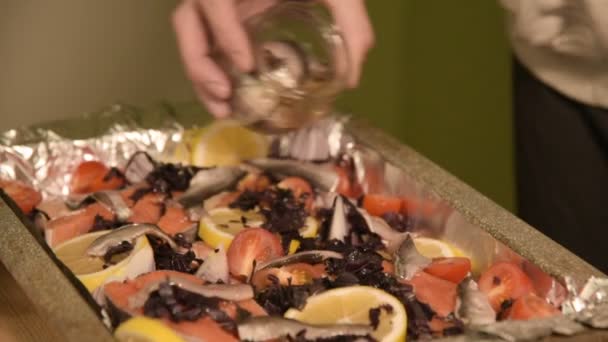 Closeup of the hands of the girl at the home kitchen are pouring a butter dish from a glass jar on a tray. Healthy home cooking — Stock Video