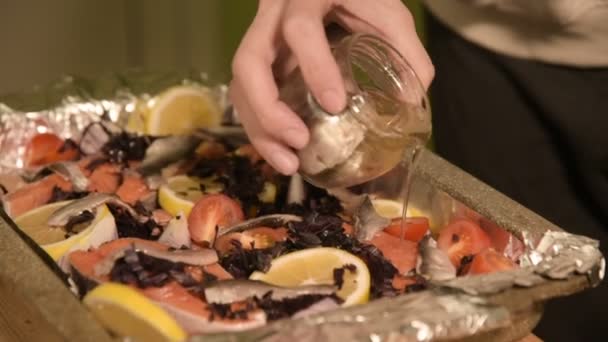 Close-up van handen van een meisje op de binnenlandse keuken legt sprot uit een glazen pot op een dienblad met een schotel. Gezond thuis koken — Stockvideo