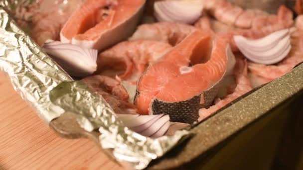 Gros plan sur les fruits de mer sur protvine. Saumon cru avec crevettes et oignons crus à rôtir. Profondeur de champ faible. vue de dessus — Video
