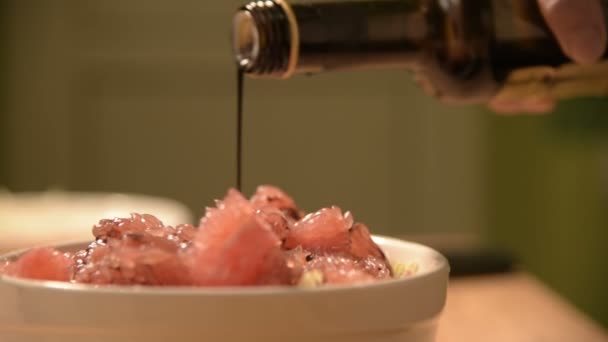 Insalata close-up di lattuga e pompelmo è versare bottiglia di vetro aceto balsamico. Cibo fatto in casa gustoso e sano. vegetarianismo. piccolo DOF — Video Stock