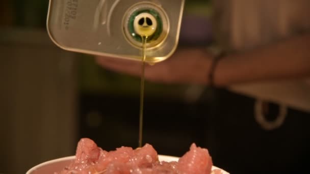Salade close-up de laitue et de pamplemousse est arrosée avec de l'huile d'olive d'une boîte de fer. Cuisine maison savoureuse et saine. végétarisme. petit DOF — Video