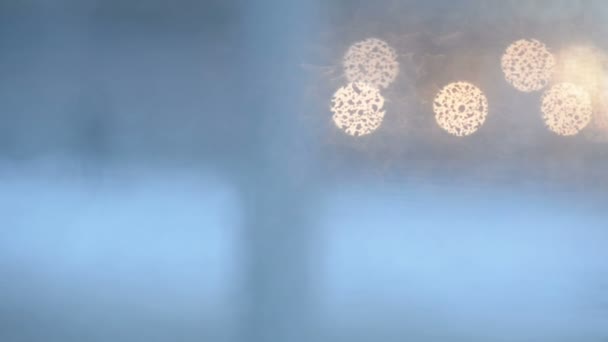 Latar belakang abstrak dari pandangan kabur dari jalan-jalan malam melalui jendela kaca berkabut dari trem transportasi umum. Defocus dari lampu kota — Stok Video