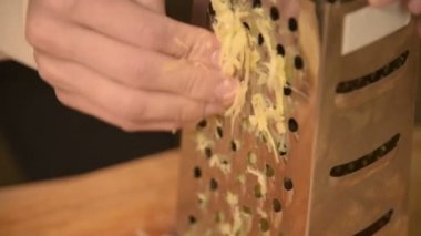 Yakın çekim womans temizlik losyonları zencefil kökü üzerinde metal rende el. Sağlıklı doğal gıda