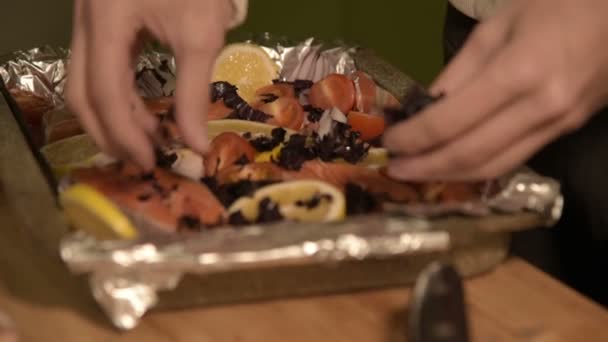 Gros plan de filles main dans la cuisine à la maison saupoudrer plat de regen haché sur un plateau. Cuisine maison saine — Video