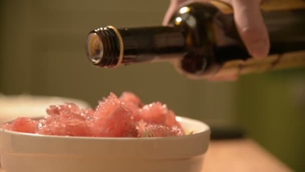 Gros plan salade de laitue et de pamplemousse est versez bouteille en verre vinaigre balsamique. Cuisine maison savoureuse et saine. végétarisme. petit DOF — Video