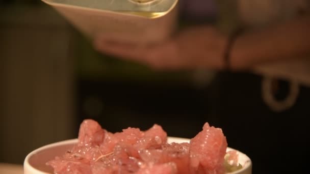 Detail salát z hlávkového salátu a grapefruit je napojena s olivovým olejem ze železa může. Domácí chutné a zdravé jídlo. vegetariánství. malý Dof — Stock video