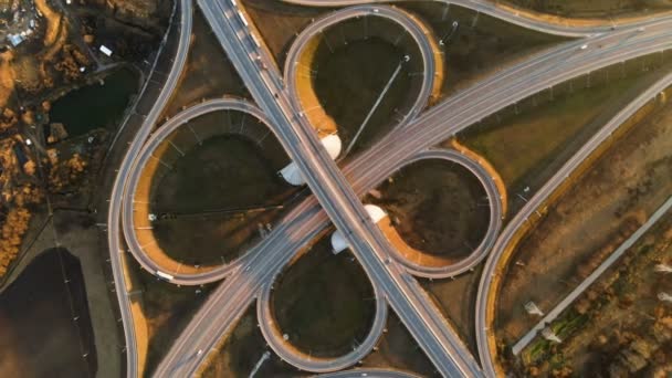 Widok z lotu ptaka. Autostrady i wiadukt z samochodów osobowych i ciężarowych. Skrzyżowaniu dróg jest skrzyżowania dwupoziomowego drogi poza miastem. widok na — Wideo stockowe