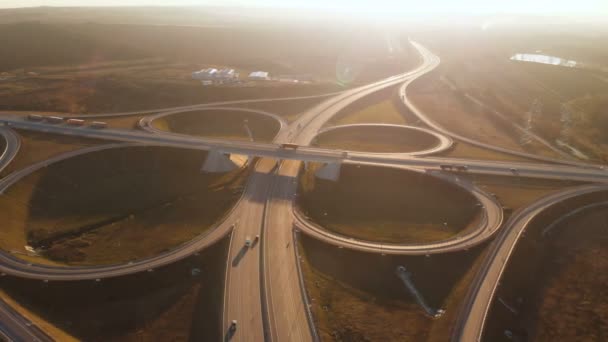 Vista aérea. Autopista y paso elevado con coches y camiones. El cruce de carreteras es un cruce de dos niveles fuera de la ciudad. Vista desde arriba — Vídeo de stock