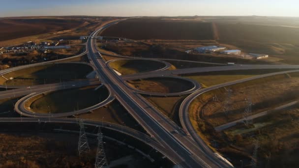 Flygfoto. Motorvägen och överfart med bilar och lastbilar. Trafikplats är en tudelad trafikplats utanför staden. Visa från ovan — Stockvideo