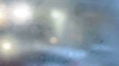 Arka plan bulanık görünümünün dumana cam windows toplu taşıma tramvay, sokaklarında akşam. Şehir ışıkları odak