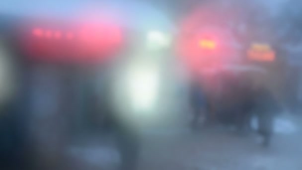 Fond abstrait de vue floue sur les rues du soir à travers les fenêtres en verre brumeux du tramway des transports en commun. Défocalisation des lumières de la ville 