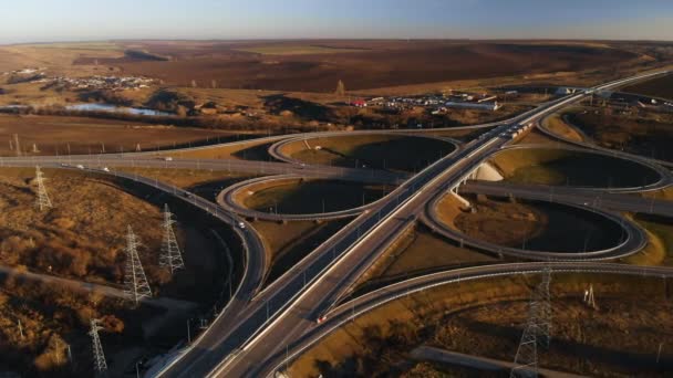 Vista aerea. Autostrada e cavalcavia con auto e camion. Il bivio stradale è un bivio stradale fuori città. Vista dall'alto — Video Stock