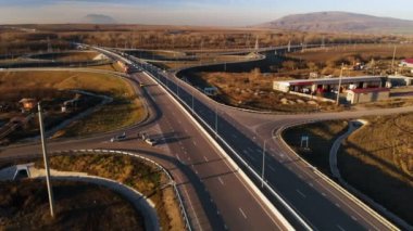 Havadan görünümü. Otoyol ve Üstgeçit ile otomobil ve kamyon. Yol kavşağı iki katmanlı yol kavşağı şehir dışında olduğunu. Yukarıdan görüntülemek