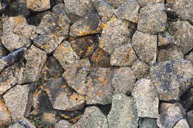 Dokulu bazaltik arka plan altıgen taş sütunlar bir bölümünde. doğal volkanik oluşumlar