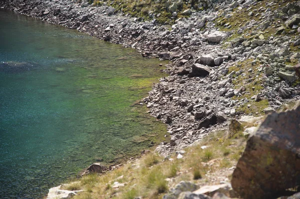 Krajobraz jeziora highland wysokiej w górach Dombai. Cyrk lodowiec z jeziora głębokie i niebieski woda — Zdjęcie stockowe